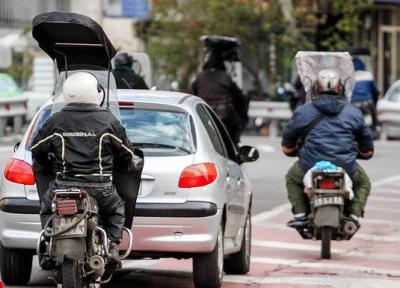 موتورسیکلت ها در شهر رها شده اند